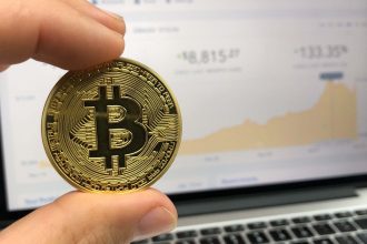 Bitcoin ve Ethereum Düşüyor, XRP Yükselmeye Devam Ediyor